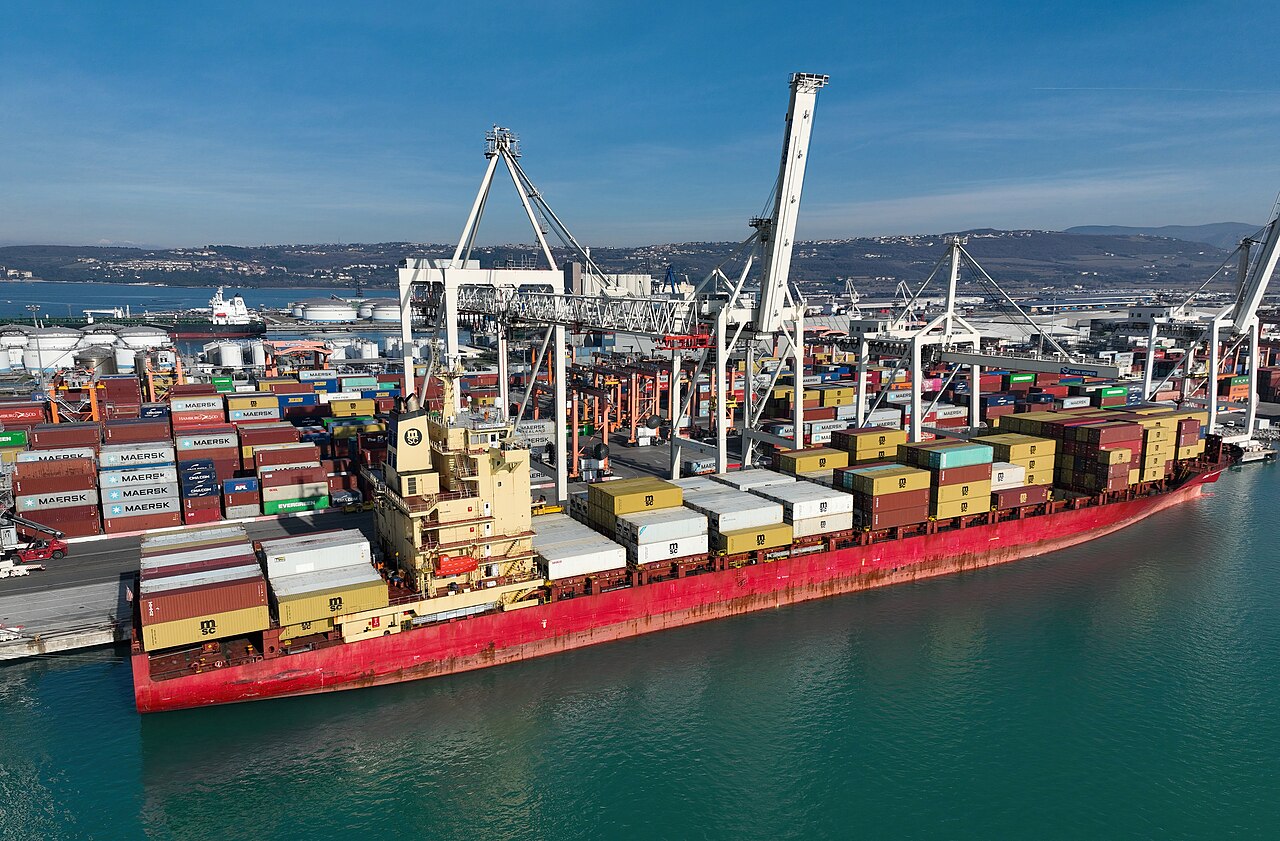 Buque portacontenedores y muelle en el puerto de Koper